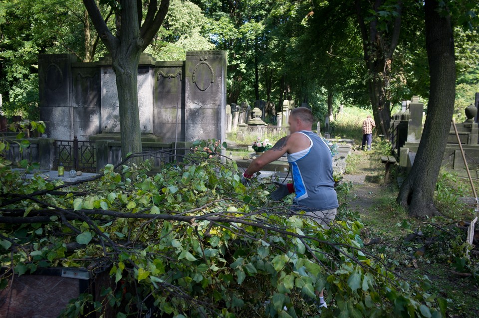 Więźniowie sprzątają cmentarz żydowski