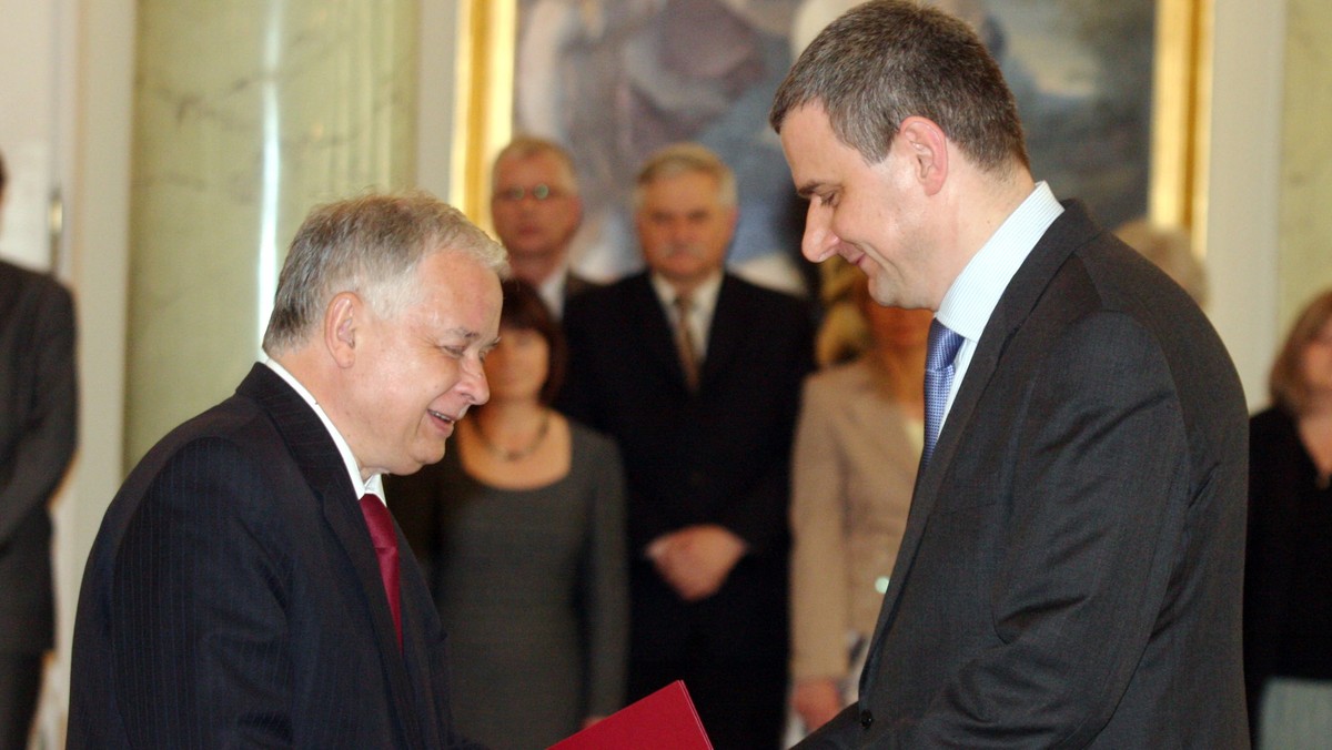 - Ostatnie działania rządu Donalda Tuska nie wskazują na to, że sytuacja gospodarcza Polski jest dobra - powiedział w I Programie Polskiego Radia Paweł Wypych . - Wszystko, co robi i mówi premier, to tylko swoista autopromocja - dodał minister z Kancelarii Prezydenta.