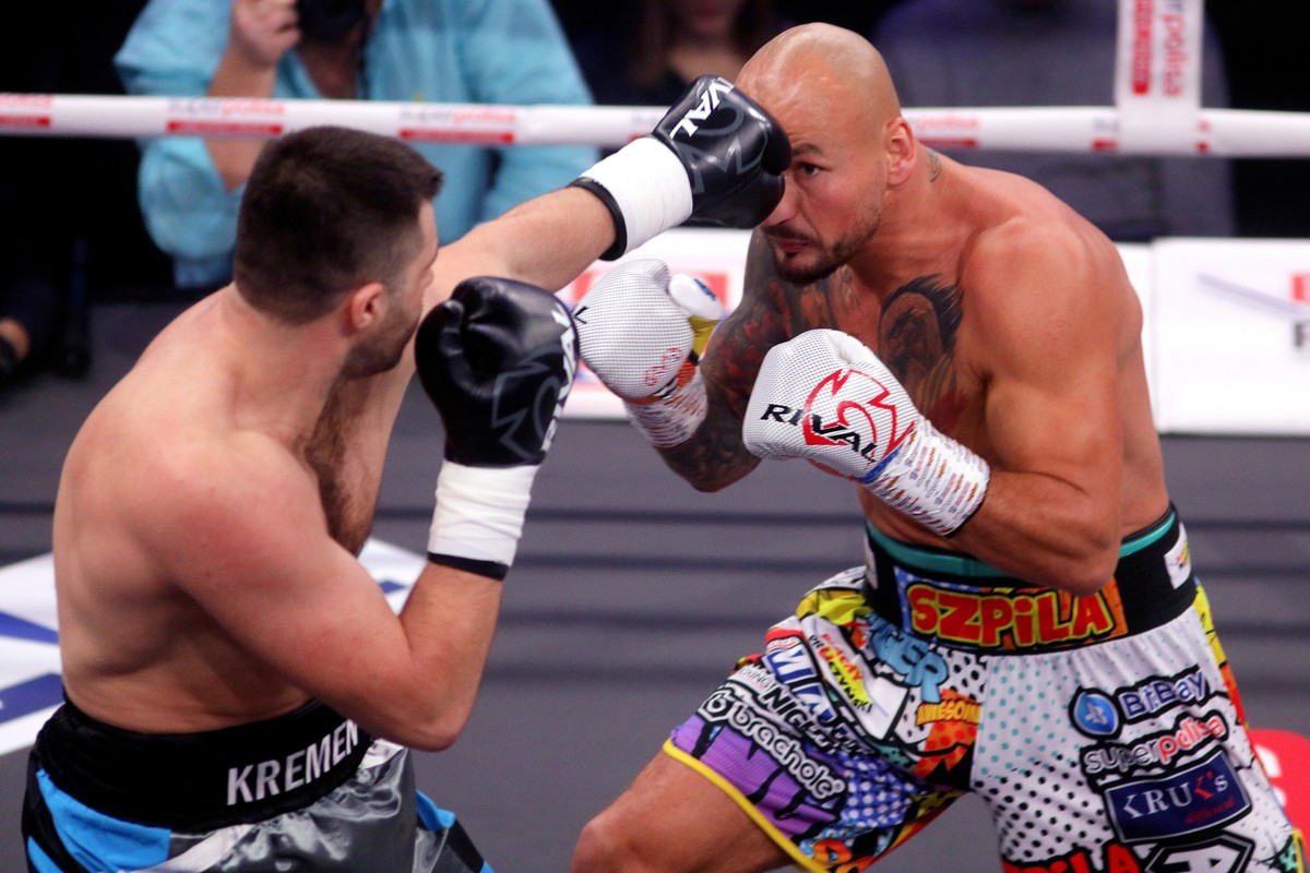 Polak Artur Szpilka (P) i Serhij Radczenko (L) z Ukrainy podczas gali bokserskiej KnockOut Boxing Night 10