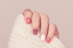 Industrialny minimalizm kontra bogactwo zdobień: 11 najważniejszych trendów w jesiennym manicure