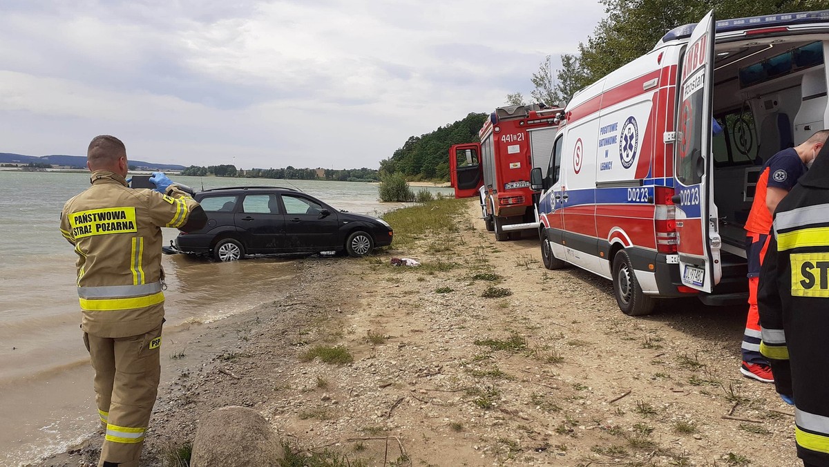 Zalew Słup: Kobieta opalała się na plaży. Przejechał po niej samochód