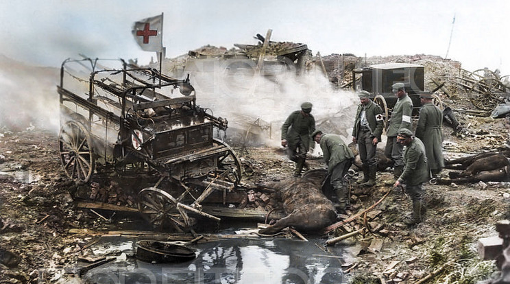 A német mentőalakulat tagjai Somme-nál, egy bombatámadás után