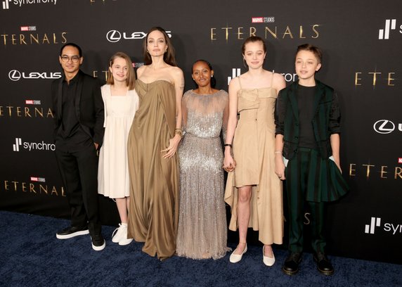 Angelina Jolie z dziećmi: Maddoxem, Vivienne, Zaharą, Shiloh i Knoxem, na premierze filmu "Eternals"