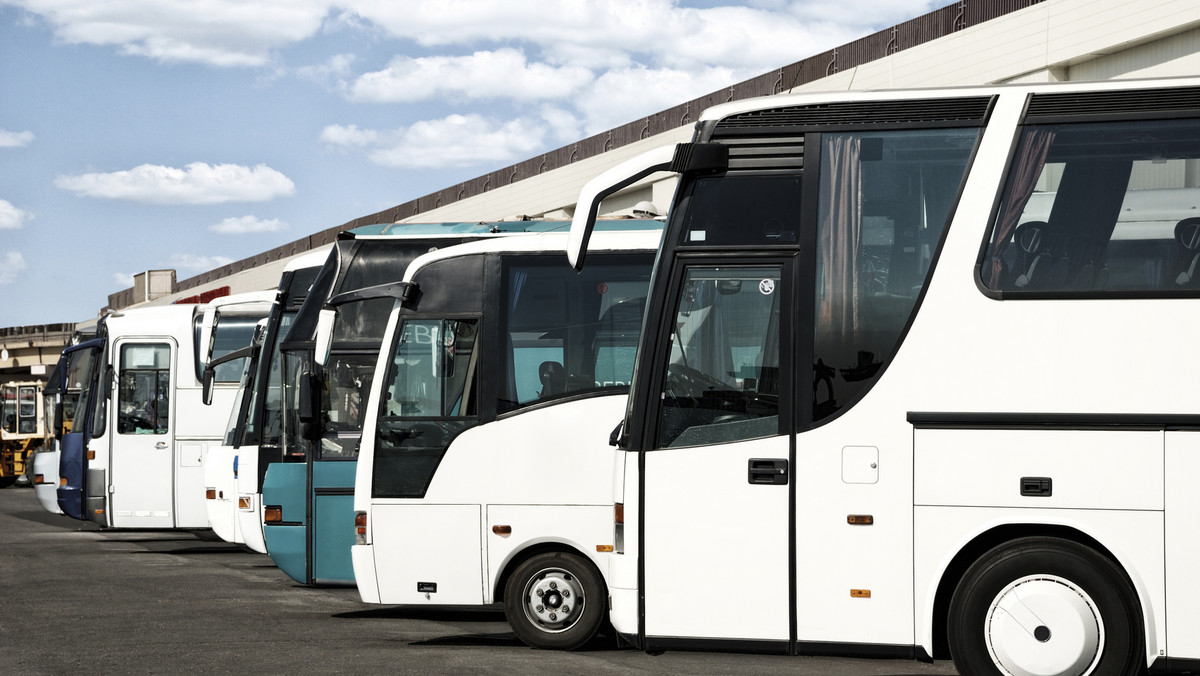 W Nowogrodzie Bobrzańskim nieznany sprawca ostrzelał autobus, którym przewożono dzieci. Prawdopodobnie użyto wiatrówki. - Kula, która przebiła szybę, była na wysokości głowy dziecka - mówił "Gazecie Lubuskiej" Marek Ziółkowski, właściciel firmy przewozowej Wataha.