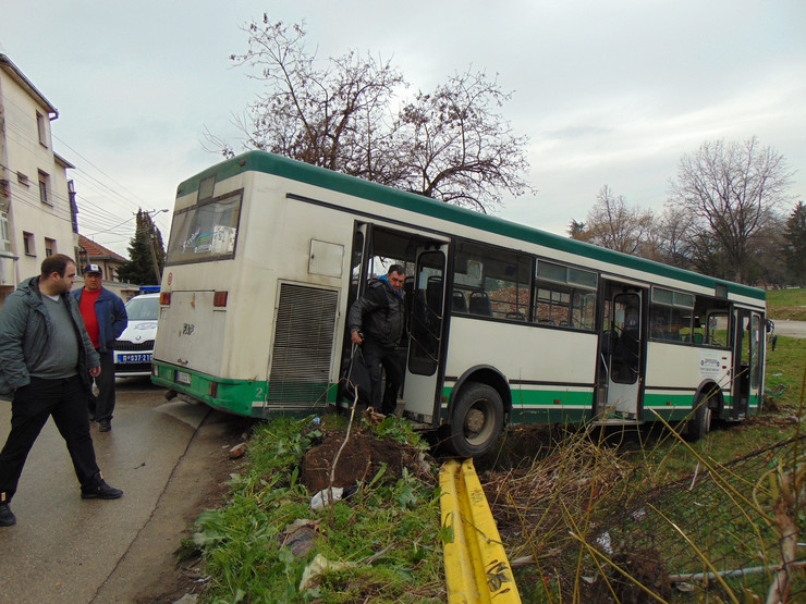 NIS01 sleteo autobus sa kolovoza u Durmitorskoj ulici foto Branko Janackovic