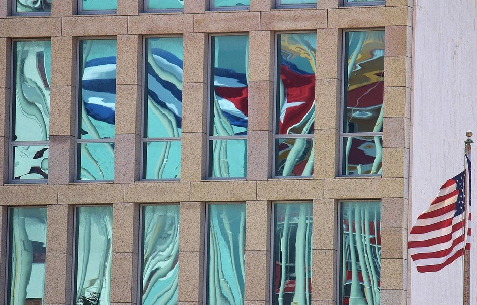 Kubanska zastava odražava se na prozoru američke ambasada u Havani