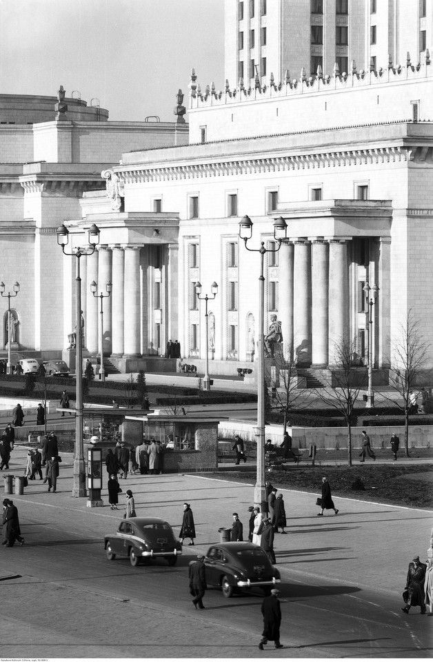 Pałac Kultury i Nauki w Warszawie. Fragment elewacji od strony ul. Emilii Plater (lata 50.-60.)