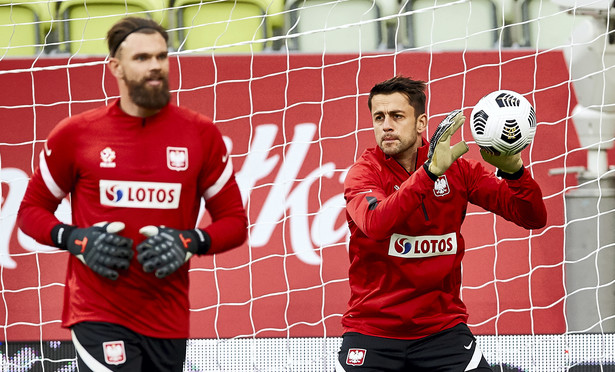 Bramkarze piłkarskiej reprezentacji Polski Bartłomiej Drągowski (L) i Łukasz Fabiański (P) podczas treningu na obiekcie "Stadion Energa Gdańsk"