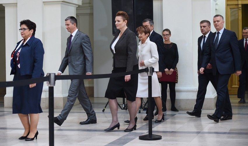 Od lewej: kandydatka na ministra spraw wewnętrznych Teresa Piotrowska, kandydat na ministra finansów Mateusz Szczurek, kandydatka na ministra kultury i dziedzictwa narodowego Małgorzata Omilanowska, kandydatka na ministra infrastruktury i rozwoju Maria Wasiak, kandydat na wicepremiera, ministra gospodarki Janusz Piechociński, kandydat na ministra zdrowia Bartosz Arłukowicz i kandydat na wicepremiera, ministra obrony narodowej Tomasz Siemoniak podczas oficjalnego ogłoszenia składu rządu Ewy Kopacz