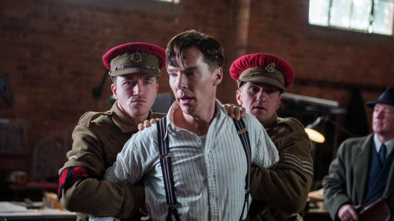 <strong>„Gra tajemnic”</strong>
<br><br>
Benedict Cumberbatch wciela się w genialnego matematyka i kryptologa Alana Turinga. Żyjący w latach 1912-1954 Turing przyczynił się do złamania kodu Enigmy oraz do powstania nowej nauki - informatyki. Zaprojektował pierwszy elektroniczny komputer i wynalazł tak zwany test Turinga, za pomocą którego do dziś szacuje się zdolności maszyn do posługiwania się naturalnym językiem i do logicznego, samodzielnego myślenia. Sukcesy w życiu zawodowym nie przełożyły się na powodzenie w życiu osobistym. W 1952 roku Turing przyznał, że jest homoseksualistą, za co został skazany przez sąd za naruszanie moralności publicznej. Chcąc uniknąć więzienia, zdecydował się na rozwiązanie alternatywne - kastrację chemiczną. Wyrok sprawił, że naukowiec został odsunięty od ważnych badań i poufnych informacji. W 1954 Turing popełnił samobójstwo zjadając zatrute cyjankiem jabłko. (opis dystrybutora)
