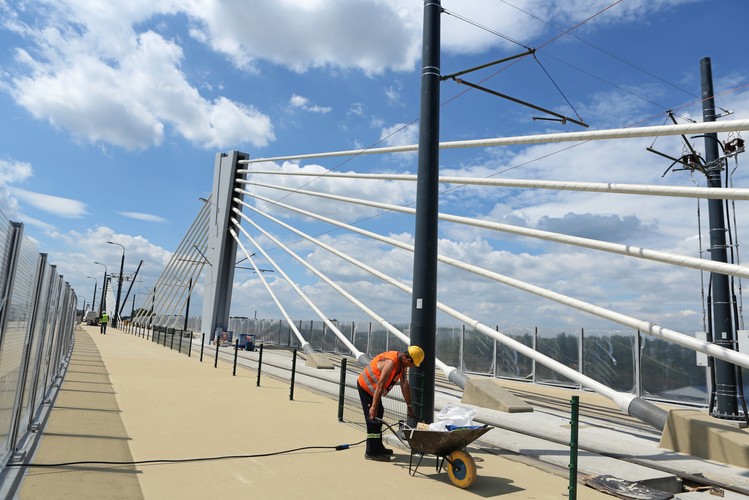Z nowej kładki skorzystają także piesi i rowerzyści, którzy dotychczas przemieszczali się na drugą stronę torów kolejowych tunelem technicznym ciepłociągu. <br><br> (ukit) PAP/Stanisław Rozpędzik