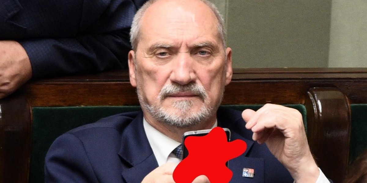 Czym Antoni Macierewicz przyozdobił telefon?