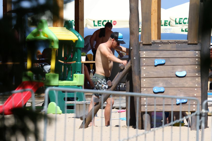 Marcin Mroczek z żoną i dziećmi na plaży