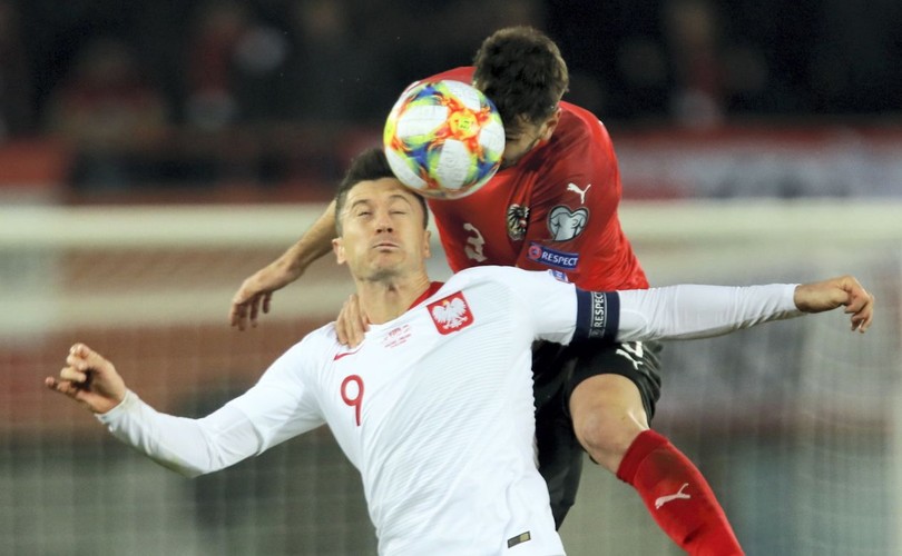 Robert Lewandowski (L) i Aleksandar Dragovic (P)