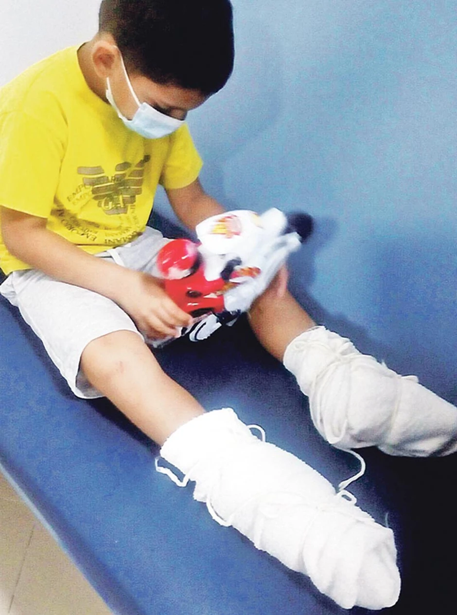 Dejan je rođen sa samo pet meseci, sa srcem na desnoj strani, jetrom na levoj i dve slezine. Doživeo je izliv krvi na mozak, ima ciste i nedavno su saznali da ima podlive i tri tromba na mozgu