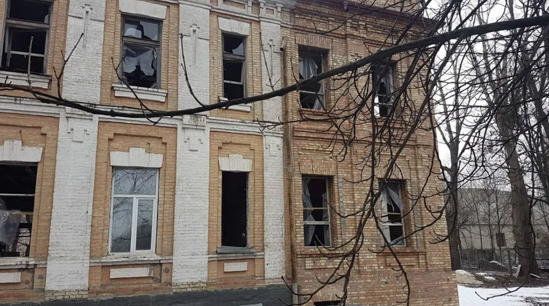 Budynek dawnego biura cmentarza żydowskiego na Babim Jarze w Kijowie po rosyjskim ataku rakietowym 1 marca 2022 r.