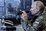 Władimir Putin obserwuje ćwiczenia Wostok 2022.
