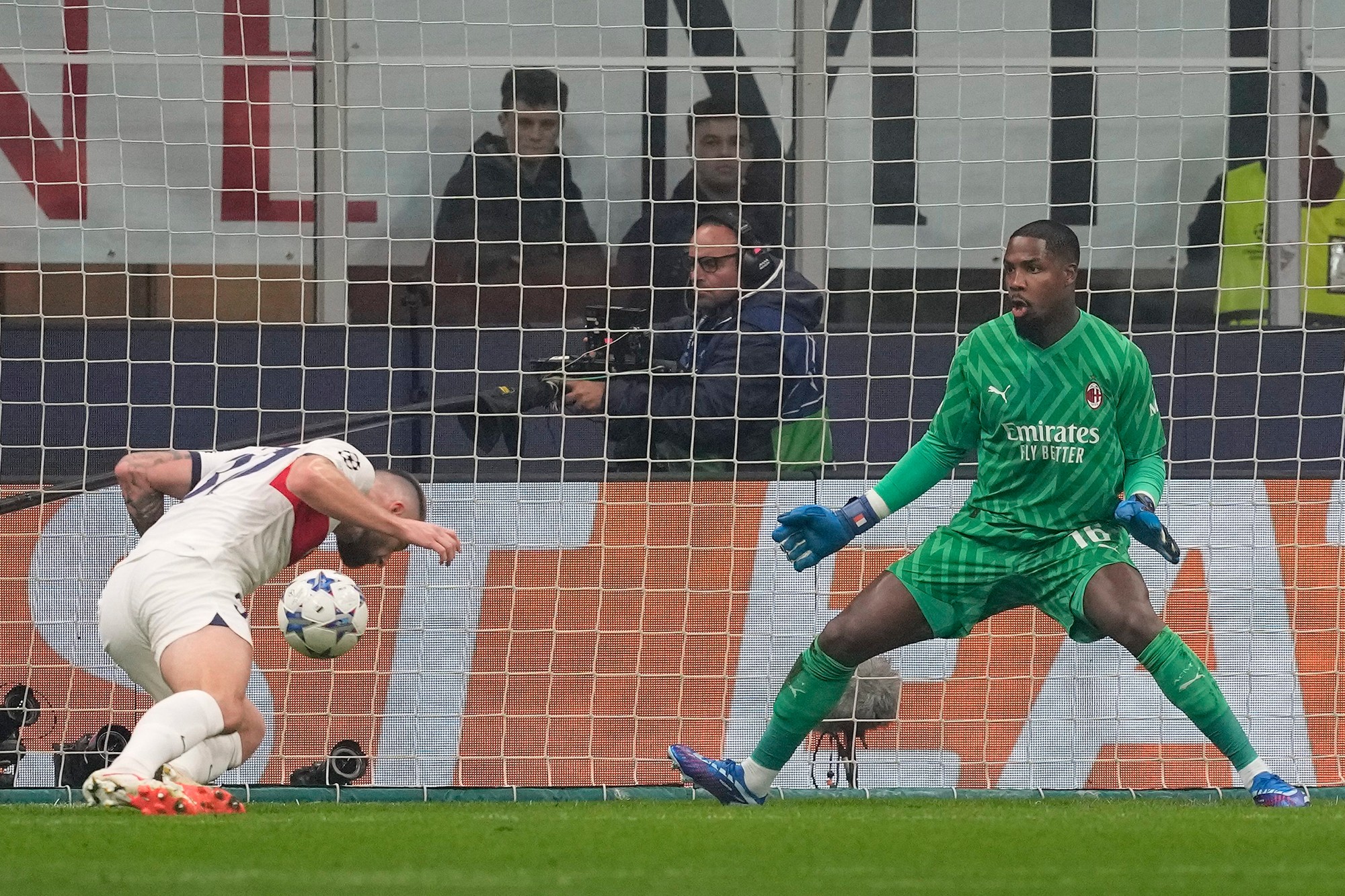 Milan Škriniar vsietil prvý gól za PSG.