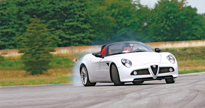 Alfa Romeo 8C Spider - Białe marzenie