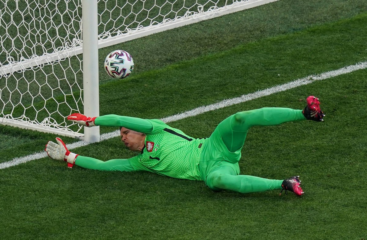 Wojciech Szczęsny w trakcie meczu Polski ze Słowacją w Sankt Petersburgu