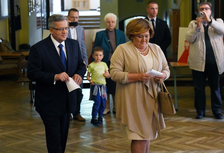 Prezydent Bronisław Komorowski z żoną Anną głosują w obwodowej komisji wyborczej nr 57 w Warszawie