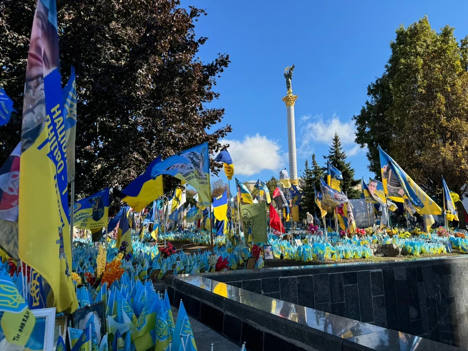 Trg Majdan u Kijevu, zastave za poginule vojnike koji su se borili za Ukrajinu, oktobar 2024.
