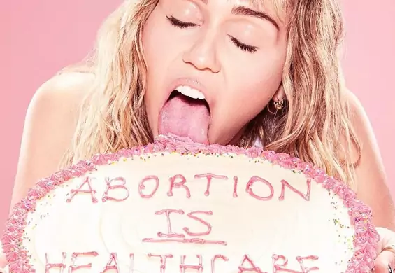 ”Don’t F*ck With My Freedom”. Bluzy i prezerwatywy od Miley Cyrus wspierają wolność aborcyjną