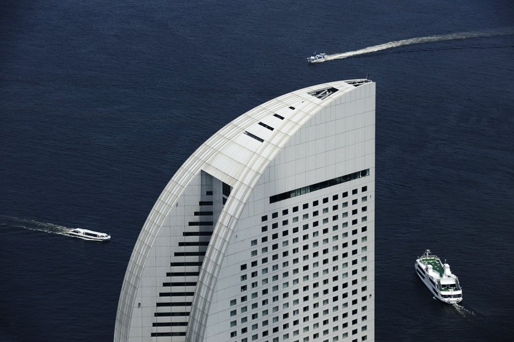 Drugim największym pożyczkodawcą Polski jest Japonia. Co ciekawe, Kraj Kwitnącej Wiśni również bardzo chętnie zadłuża się. Dług publiczny tego kraju przekracza obecnie 200 proc. PKB. Ta wartość może być jednak myląca, bowiem jest to tzw. „dobry” dług, którego znaczna część znajduje się w posiadaniu Japończyków. Około połowa polskich papierów wartościowych wykupionych przez ten azjatycki kraj znajduje się w tamtejszych zakładach ubezpieczeń.