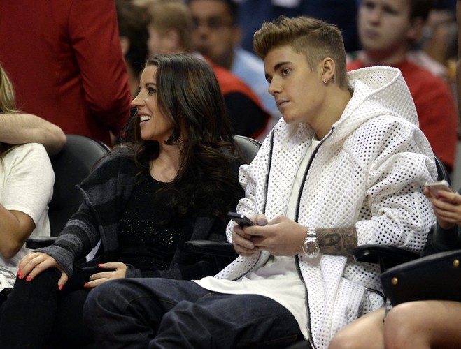 Justin Bieber lansował się na meczu ligi NBA. Szpanował tatuażem