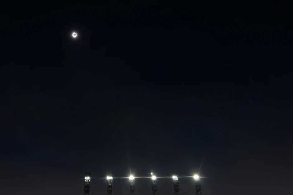 Potpuno pomračenje Sunca iz Progresiv Filda u Klivlendu 8. aprila