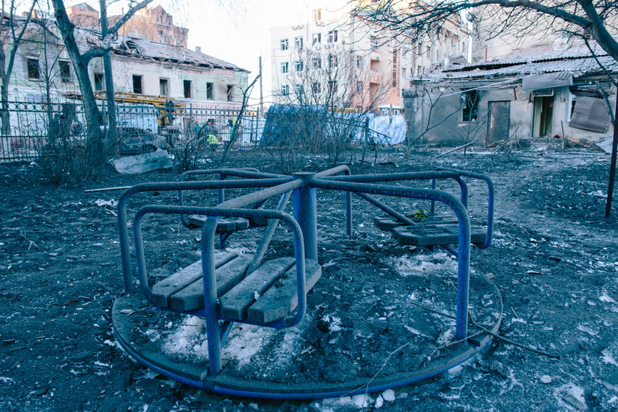 Pozostałości po placu zabaw w Charkowie w Ukrainie, styczeń 2024 r.