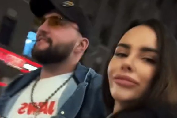 TEKSAS JAKNA, KAČKET I NAOČARE Veljko Ražnatović u urbanom fazonu šeta Rusijom i grli Bogdanu: Ona ne skida osmeh sa lica - ovako zajedno uživaju