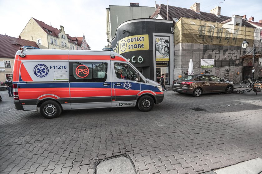 Auto bez kierowcy przejechało rowerzystkę