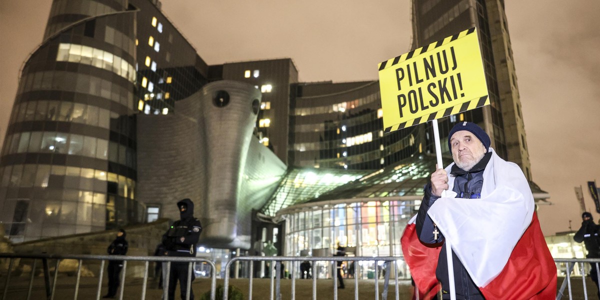 Protest przed TVP w Warszawie.