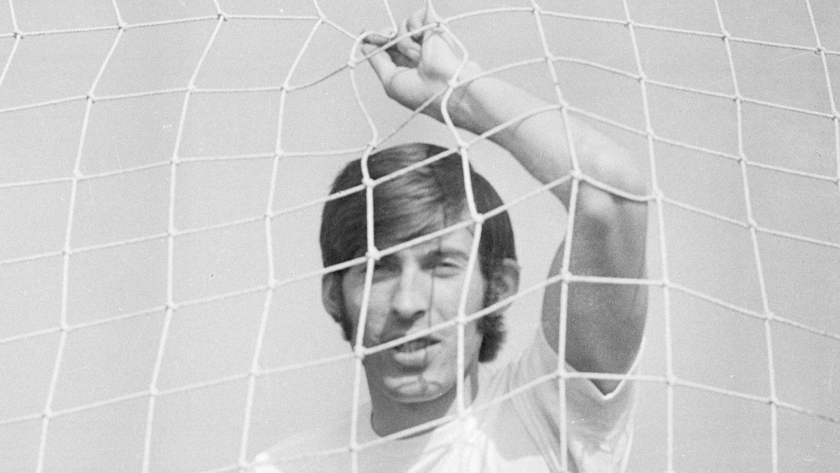 Gdyby grał dziś, nikogo nie mogłoby zdziwić, że chce go Manchester City. Kazimierz Deyna był piłkarzem angielskiego klubu w latach 1978-81. Transfer "Kaki" na Wyspy był takim wydarzeniem, że jego debiut transmitowała Telewizja Polska.