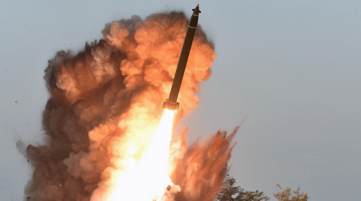 nagy méretű rakéta-sorozatvetőt tesztelnek egy meg nem nevezett észak-koreai helyszínen / Fotó: MTI/EPA/KCNA