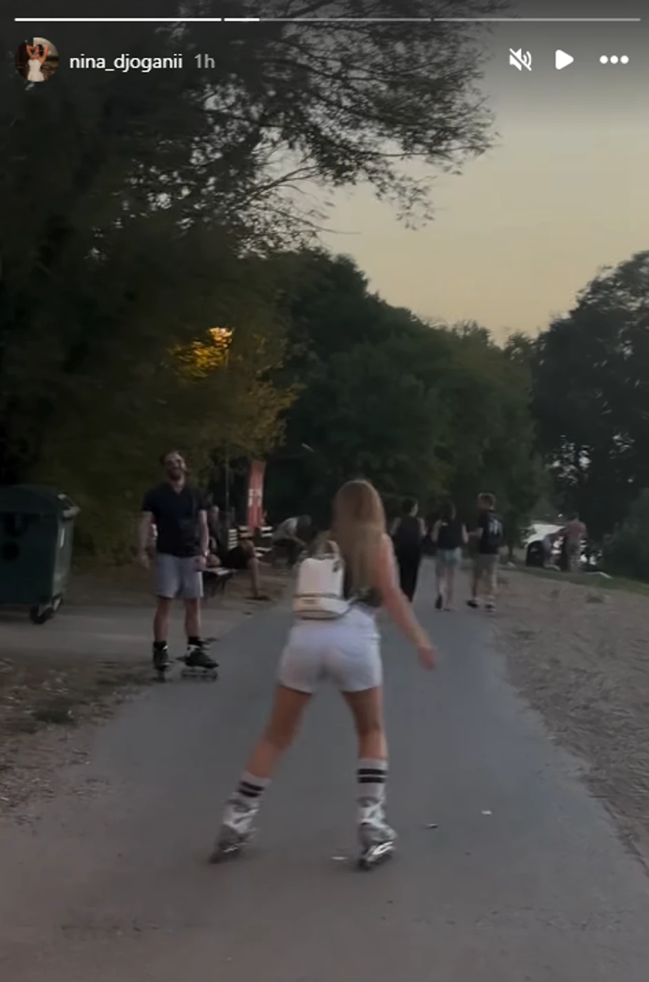 Anabela i Andrej voze rolere