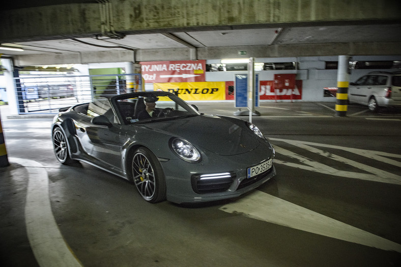 Lamborghini Aventador Coupe vs. Porsche 911 Tubo Cabrio