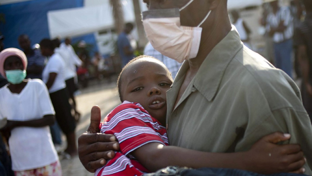 Według najnowszych informacji podanych przez rząd Haiti, liczba ofiar cholery wzrosła w sobotę do 220. Blisko 3 tys. osób zostało hospitalizowanych. Epidemia może ogarnąć stolicę kraju, Port-au-Prince gdzie znajdują się obozy dla ofiar trzęsienia ziemi.