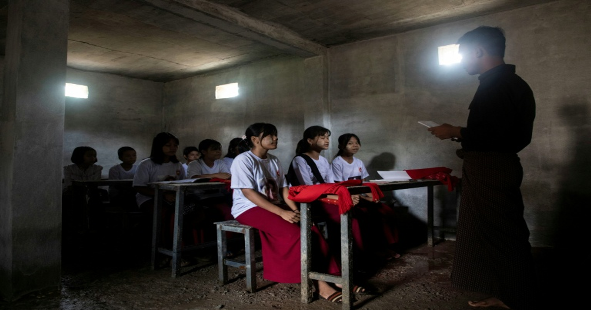Birmanie : les écoles s'enterrent pour échapper aux bombardements