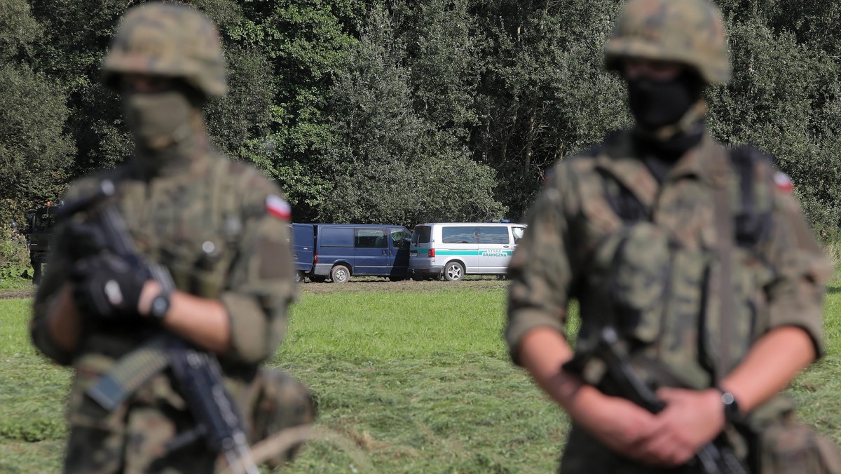 Straż Graniczna i wojsko na granicy polsko-białoruskiej w pobliżu miejscowości Usnarz Górny