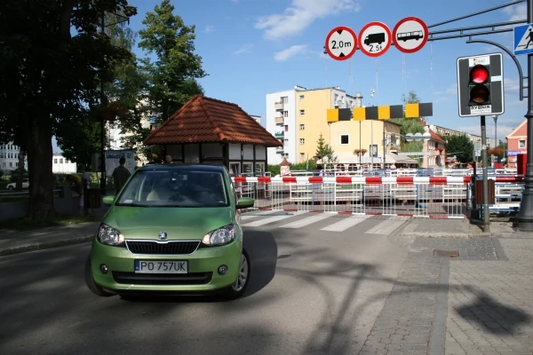 Skoda Citigo przed zamkniętym mostem w Giżycku