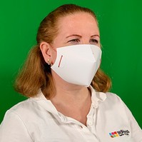 Bevásárláshoz készít eldobható szájmaszkot egy magyar nyomda