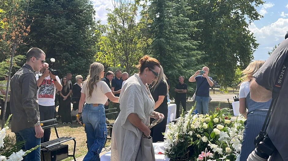 Ana Bekuta na pomenu