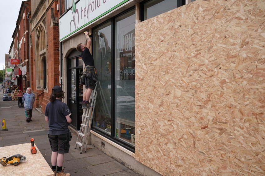 U Northemptonu postavljaju zaštitne daske na radnje