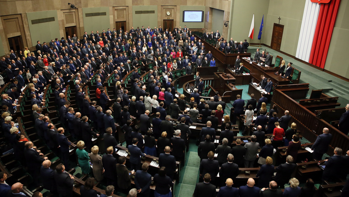 Posłowie PO Antoni Mężydło i Henryka Krzywonos-Strycharska wyrazili oburzenie wystąpieniem sejmowym Janusza Śniadka (PiS), które - w ich ocenie - upolityczniło obchody 45. rocznicy Grudnia'70. Zażądali w tej sprawie przeprosin od PiS. Według Śniadka nie ma powodów do przeprosin.