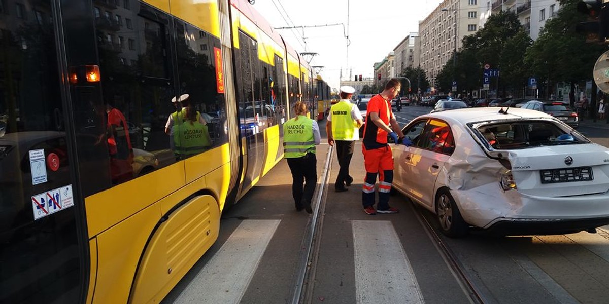 Kierowca Wyjeżdżając Samochodem Z Warszawy Wypadek w centrum Warszawy. Tramwaj zderzył się z samochodem - Wiadomości