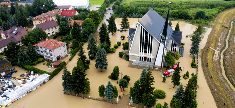 Powodzie na południu Polski. Łapanów pod wodą, setki interwencji strażaków [ZDJĘCIA]