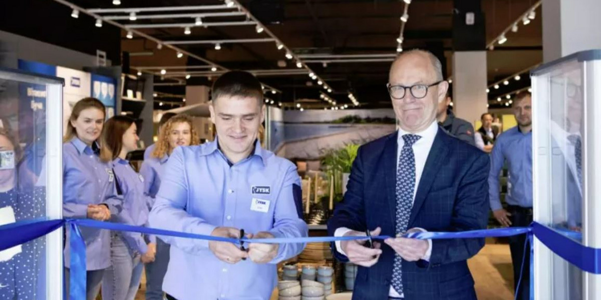 Ambasador Danii Ole Egberg Mikkelsen (po prawej) otwiera sklep Jysk w Buczy.