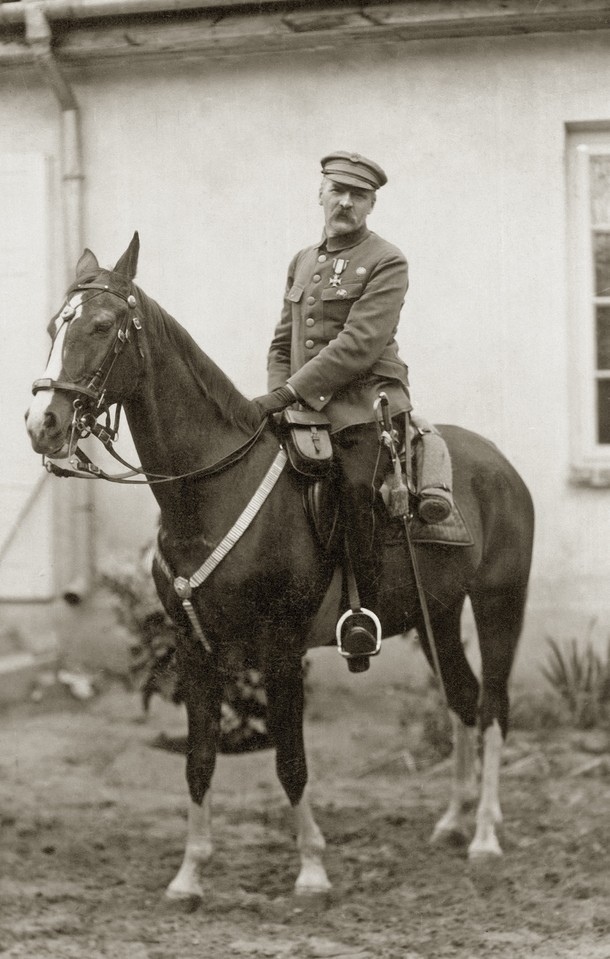 Marszałek na Kasztance przed dworkiem Milusin w Sulejówku, 1925 r.